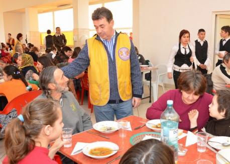 Cluburile Lions au dăruit cadouri şi o masă caldă la peste 150 de familii nevoiaşe (FOTO)