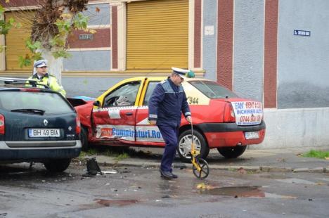 Accident cu trei victime: Şoferul unui Renault nu a oprit la Stop şi a lovit în plin un taxi (FOTO)