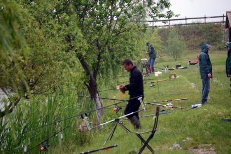 Cupa presei la pescuit a adunat ziariştii bihoreni pe marginea lacului din Husasău de Criş (FOTO)