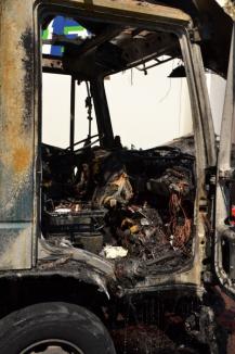 Examen de neuitat: Un camion-şcoală a luat foc în timp ce o femeie dădea examen (FOTO / VIDEO)