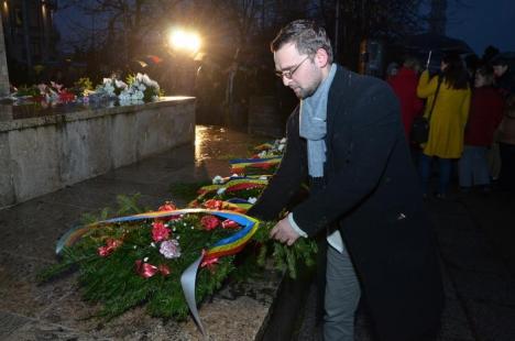 În memoria lui Eminescu: Poezia "La steaua", rostită în cor pe o ploaie deasă (FOTO/VIDEO)