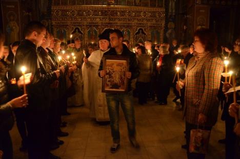 Înviere de Rogerius: Mii de orădeni au luat din biserici "lumină din lumină" de Sfintele Paşti (FOTO)