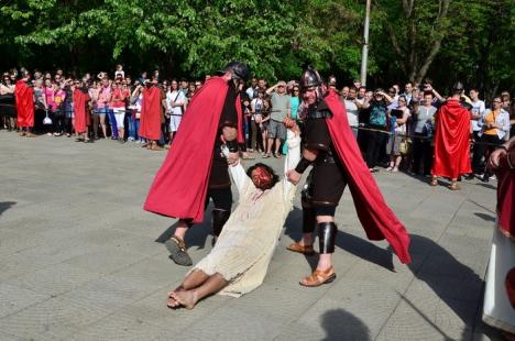 Patimile lui Hristos: Sute de orădeni l-au însoţit pe Iisus pe Drumul Crucii (FOTO / VIDEO)