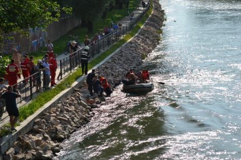 Intervenţie spectaculoasă: Patru copii în pericol de înec, salvaţi de pompieri dintr-un vârtej lângă Podul Dacia (FOTO)