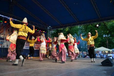 Tradiţii cu succes la orădeni: Parcul Bălcescu, plin în ultima zi a Târgului Meşterilor Populari şi Festivalului de Folclor (FOTO)