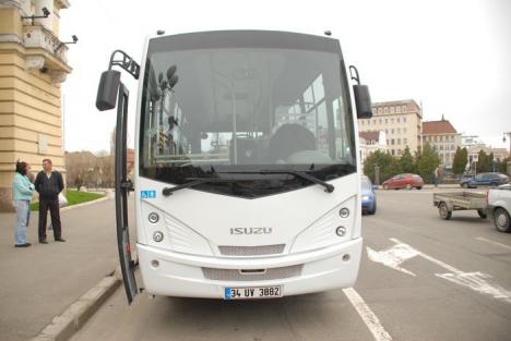 Minibuz "în probe", la Primărie: Cum arată modelul Isuzu, care ar putea circula pe străzile Oradiei (FOTO)