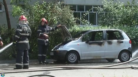 Pericol de explozie în Rogerius: Un Matiz a luat foc, iar rezervorul de benzină s-a fisurat (FOTO / VIDEO)
