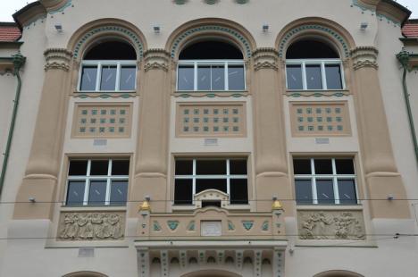 Fațadă nouă şi sclipitoare: Pe partea de pe Independenţei, Hotelul Vulturul Negru a terminat cu schelele (FOTO)