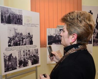 Foştii deţinuţi politici au vernisat o expoziţie de fotografii despre prima manifestaţie anticomunistă din România (FOTO)