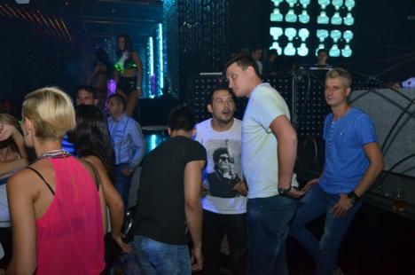 Clubul The One s-a redeschis cu DJ Rynno, animatoare sexy şi confetti. Vezi care a fost atmosfera! (FOTO)