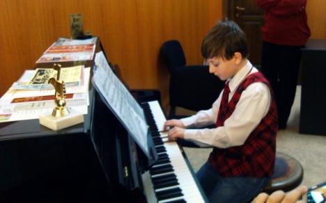 Un băiat din Petroșani este, la 12 ani, cel mai talentat pianist din lume (VIDEO)