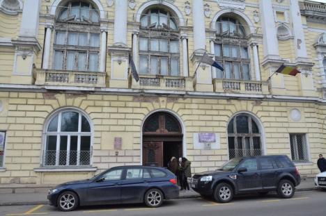 Medicină cu „bube”: Sediul Facultăţii de Medicină din Oradea se ruinează văzând cu ochii (FOTO)