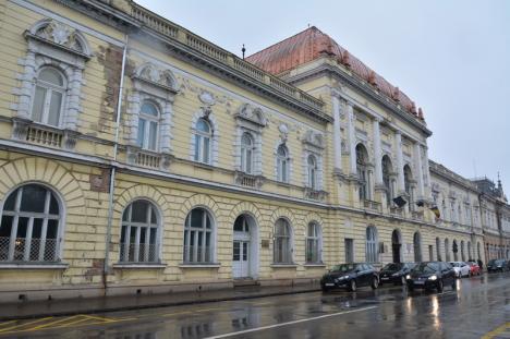 Medicină cu „bube”: Sediul Facultăţii de Medicină din Oradea se ruinează văzând cu ochii (FOTO)