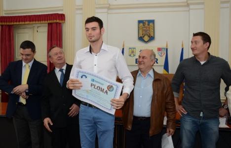 Campionii de la echipa de polo juniori I a CS Crişul, premiaţi de conducerea clubului (FOTO)