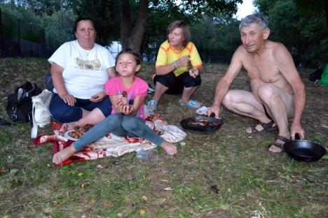Viaţă sub pod: O familie din Oradea a ajuns să doarmă sub Podul Constantin Prezan, în zona Silvaş (FOTO)