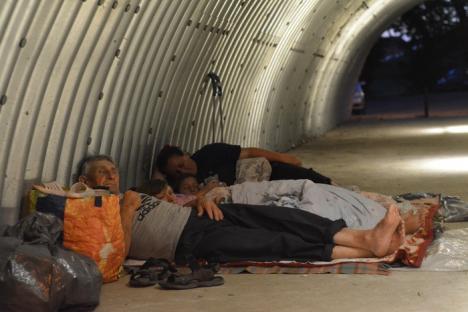 Viaţă sub pod: O familie din Oradea a ajuns să doarmă sub Podul Constantin Prezan, în zona Silvaş (FOTO)