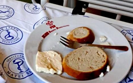 Pacienții unui spital din București au primit mâncare în farfurii cu sigla PSD