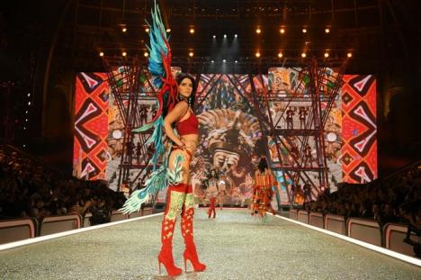 Victoria's Secret Fashion Show: Cele mai celebre supermodele din lume au defilat în lenjerie sexy la Paris (FOTO)