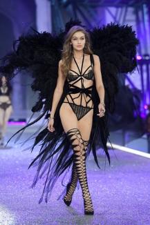 Victoria's Secret Fashion Show: Cele mai celebre supermodele din lume au defilat în lenjerie sexy la Paris (FOTO)