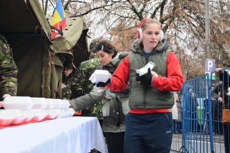 La mulţi ani, România! Fasolea cu ciolan oferită de Primăria Oradea de 1 Decembrie s-a epuizat în circa două ore (FOTO / VIDEO)