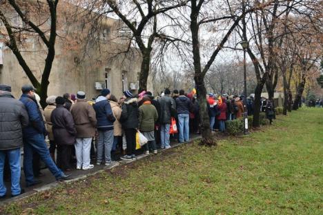 La mulţi ani, România! Fasolea cu ciolan oferită de Primăria Oradea de 1 Decembrie s-a epuizat în circa două ore (FOTO / VIDEO)