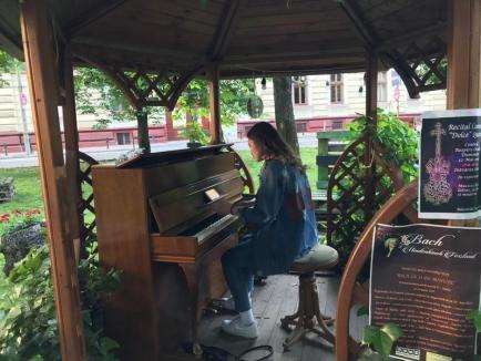 Muzica Libertăţii: Florarul Marius Sabău a readus pianina în Parcul de pe malul Crişului (FOTO)