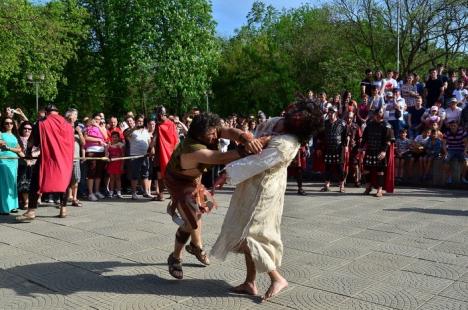 Patimile lui Hristos: Sute de orădeni l-au însoţit pe Iisus pe Drumul Crucii (FOTO / VIDEO)