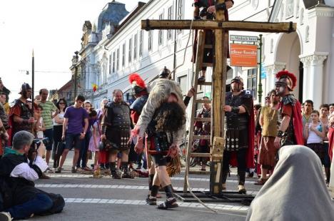 Patimile lui Hristos: Sute de orădeni l-au însoţit pe Iisus pe Drumul Crucii (FOTO / VIDEO)