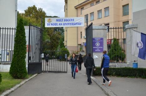 La Universitatea din Oradea, anul a început cu un protest studenţesc şi cu amintirea defunctului rector Maghiar (FOTO/VIDEO)