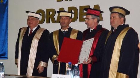 Doctor Honoris Causa în lacrimi: Profesor salontan mutat în Franţa a primit plângând cea mai înaltă distincţie academică (FOTO)