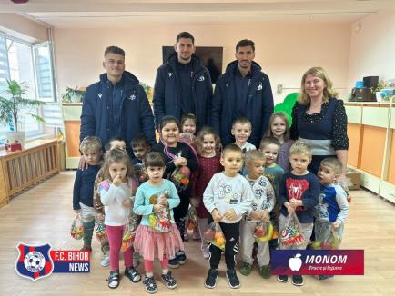 Fotbaliştii de la FC Bihor au adus spiritul sărbătorilor la Grădiniţa cu Program Prelungit nr. 25 din Oradea (FOTO)