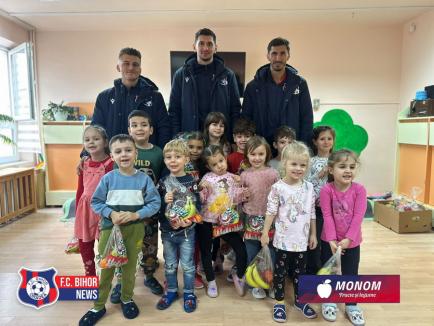 Fotbaliştii de la FC Bihor au adus spiritul sărbătorilor la Grădiniţa cu Program Prelungit nr. 25 din Oradea (FOTO)