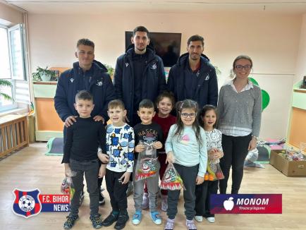 Fotbaliştii de la FC Bihor au adus spiritul sărbătorilor la Grădiniţa cu Program Prelungit nr. 25 din Oradea (FOTO)