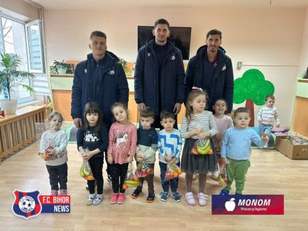 Fotbaliştii de la FC Bihor au adus spiritul sărbătorilor la Grădiniţa cu Program Prelungit nr. 25 din Oradea (FOTO)