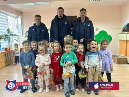 Fotbaliştii de la FC Bihor au adus spiritul sărbătorilor la Grădiniţa cu Program Prelungit nr. 25 din Oradea (FOTO)