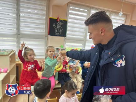 Fotbaliştii de la FC Bihor au adus spiritul sărbătorilor la Grădiniţa cu Program Prelungit nr. 25 din Oradea (FOTO)