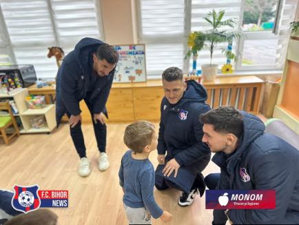 Fotbaliştii de la FC Bihor au adus spiritul sărbătorilor la Grădiniţa cu Program Prelungit nr. 25 din Oradea (FOTO)