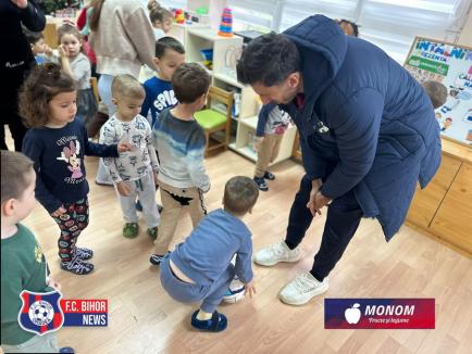 Fotbaliştii de la FC Bihor au adus spiritul sărbătorilor la Grădiniţa cu Program Prelungit nr. 25 din Oradea (FOTO)