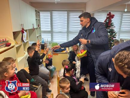 Fotbaliştii de la FC Bihor au adus spiritul sărbătorilor la Grădiniţa cu Program Prelungit nr. 25 din Oradea (FOTO)