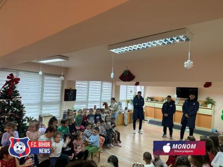 Fotbaliştii de la FC Bihor au adus spiritul sărbătorilor la Grădiniţa cu Program Prelungit nr. 25 din Oradea (FOTO)