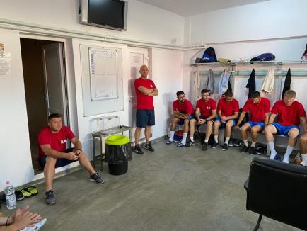 Noua echipă FC Bihor s-a reunit la Stadionul Municipal 'Iuliu Bodola' în culorile tradiţionale, roşu şi albastru (FOTO)