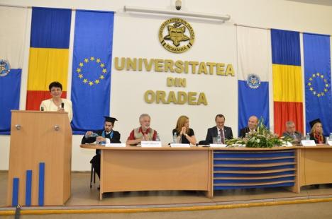 Absolvire electorală: Prefectul către absolvenţii de jurnalism şi ştiinţe politice: "Faceţi-ne mândri că suntem români!" (FOTO/VIDEO)