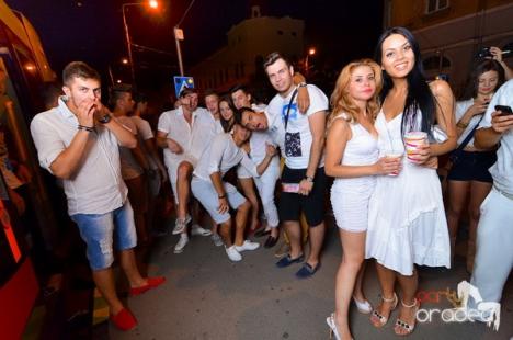 Distracţie pentru caritate: Tinerii orădeni au petrecut la White Party în tramvai (FOTO)