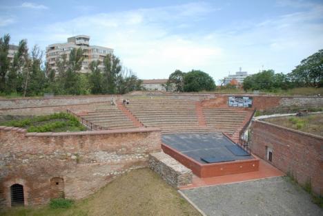 Amfiteatru degeaba: Deşi a costat 3 milioane de lei, Teatrul de Vară din Cetate zace nefolosit de la inaugurare (FOTO)