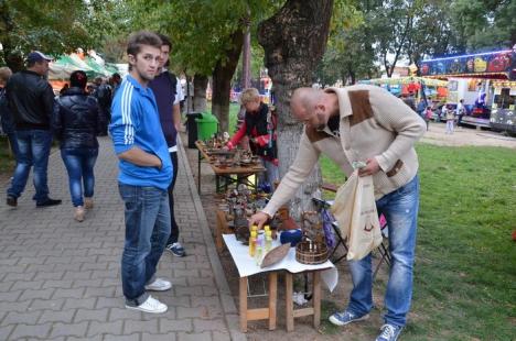 Târgul Pălincarilor a atras mai puţini orădeni în Parcul Bălcescu (FOTO)