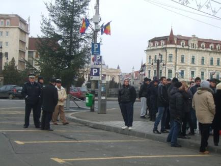 Puţini, dar rezistenţi: O mână de orădeni au protestat ore în şir duminică în stradă (FOTO)