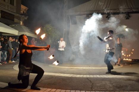 Dracii s-au luptat cu foc în centrul Oradiei (FOTO/VIDEO)