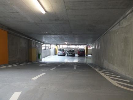 Prima zi în parcarea supraterană: Maşinile derapează din cauza bălţilor (FOTO)