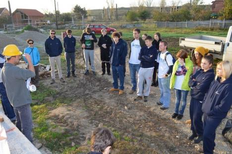 Elevi din Austria îşi "dau" Bacalaureatul pe şantierul Habitat din Oradea