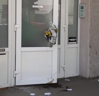 Ivanov loveşte din  nou! Pentru că a aruncat cu fecale pe sediul PNL Bihor, poliţiştii l-au dus la spitalul de nebuni (FOTO)